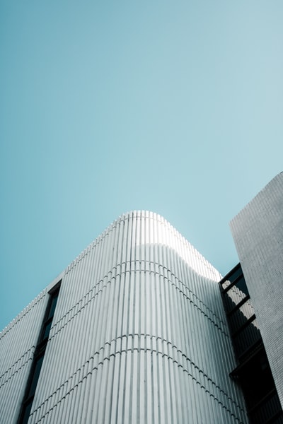 白色高层建筑